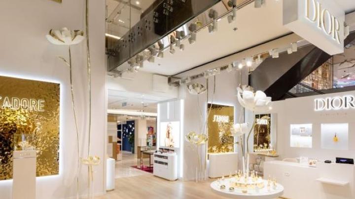 Image d'illustration de l'actualité Bienvenue dans un monde d’or et de lumière, d’art et de fleurs. Le monde Dior.